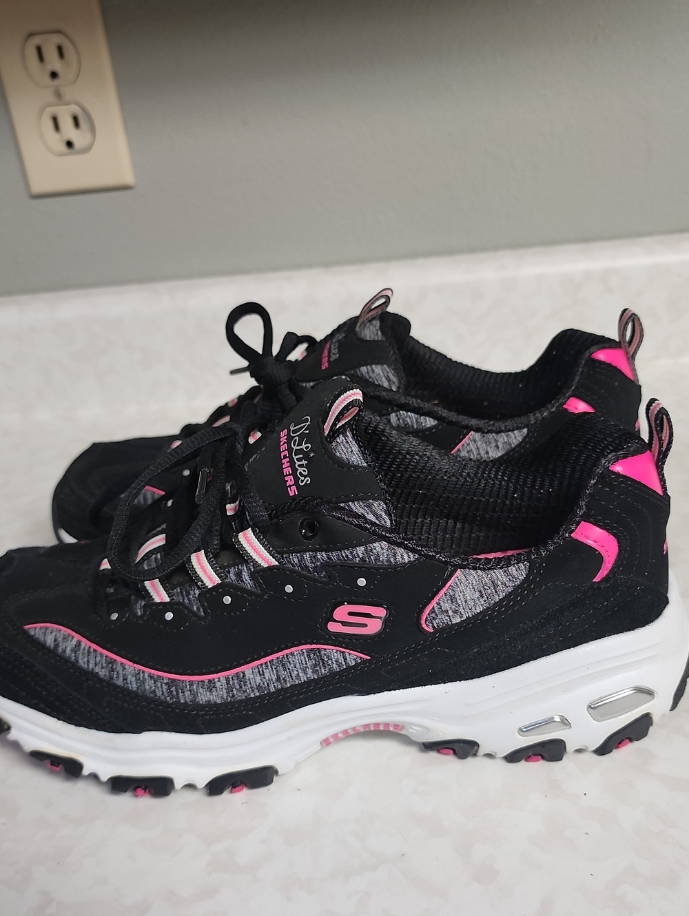 Skechers D'Lites Black and Hot Pink  Athletic Sneakers womens 9.5 number 1146